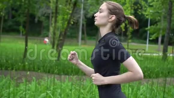 在美丽的森林公园自然景观户外运动的女跑步者视频的预览图