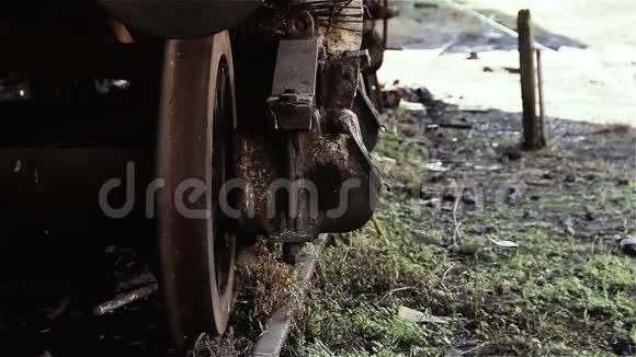 旧的废弃火车车厢生锈车轮的细节视频的预览图