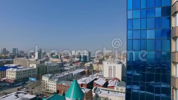 冬天直升机在摩天大楼旁边起飞鸟的城市视野视频的预览图