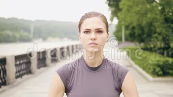 夏季公园有健身拓展员的女画像视频的预览图
