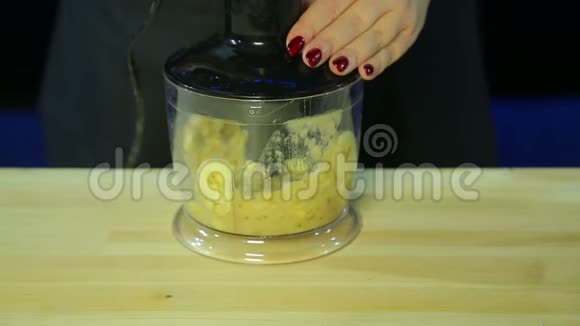 一个女人在搅拌器碗里切香蕉视频的预览图