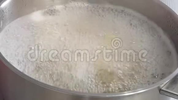 在炉子上用平底锅煮意大利面食物是在沸水中煮熟的视频的预览图