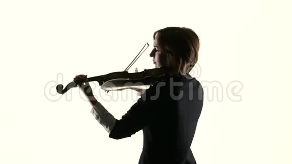 女孩在一个白色的工作室里演奏小提琴白色背景慢动作视频的预览图