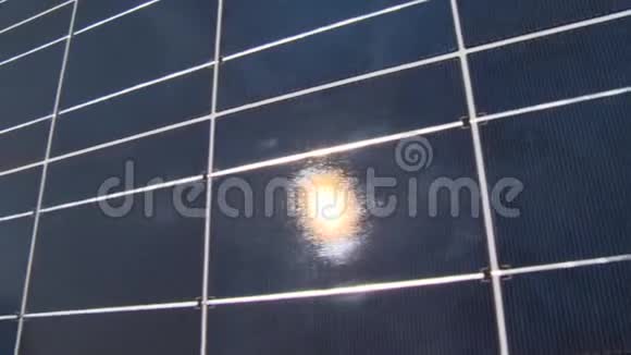 太阳反射在太阳能电池板上农村地区的太阳采集农场全景视频的预览图