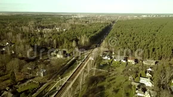 从上到下从图片上看到Jurmala市火车站4k钻视频的预览图