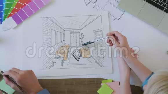 顶视图室内设计师致力于室内草图视频的预览图