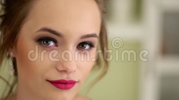 一个漂亮谦虚的俄罗斯女孩抬头看着镜头很年轻的样子视频的预览图