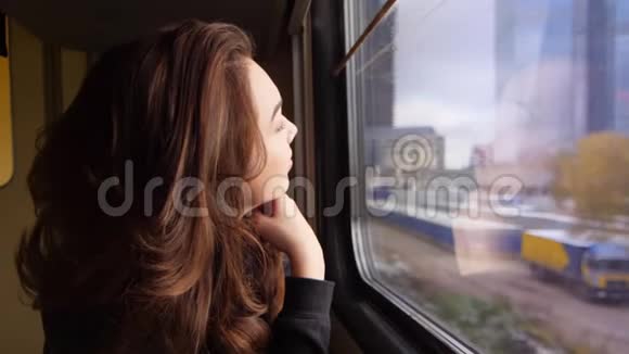 幸福的女人脸看着车窗火车女旅客在看铁路的窗户视频的预览图