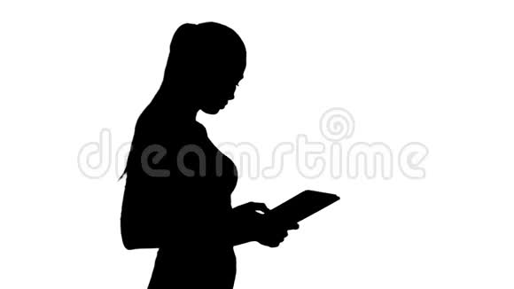 有魅力的女商人走路时使用数字平板电脑视频的预览图