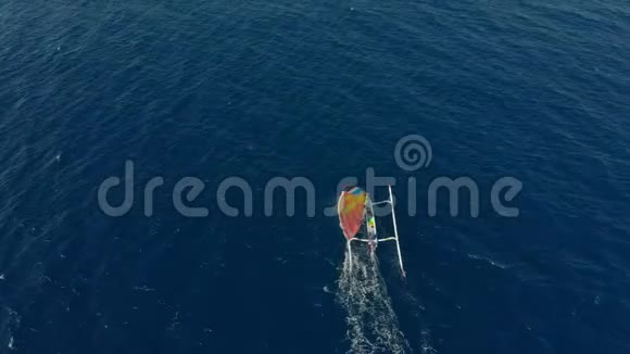 传统渔船在靠近巴厘岛的公海上的航摄视频的预览图