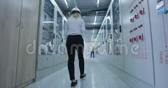 站在车站电气工程走廊的女人视频的预览图
