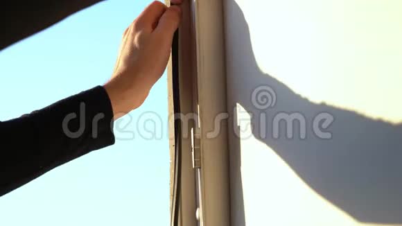 专业师傅更换pvc窗上的橡胶垫片和密封件准备过冬暖房窗户重新安装视频的预览图