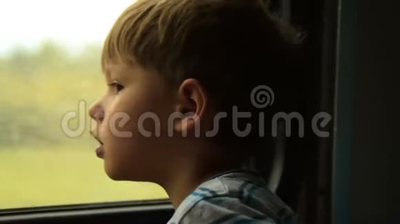 从火车窗口看过去的孩子视频的预览图