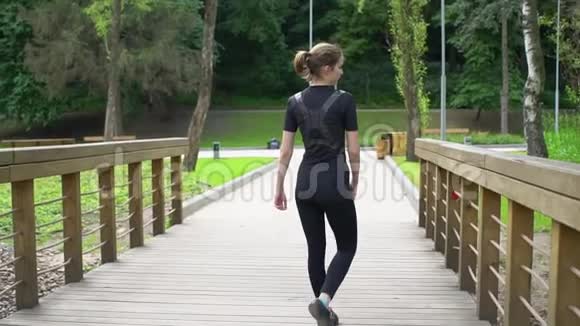 年轻有魅力的运动女性夏季在公园里做伸展运动视频的预览图