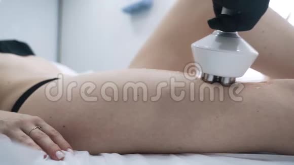 在美容诊所的射频升降手术中靠近女性身体的一部分慢动作视频的预览图