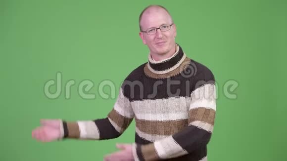 快乐成熟的秃顶男人穿着高领毛衣视频的预览图