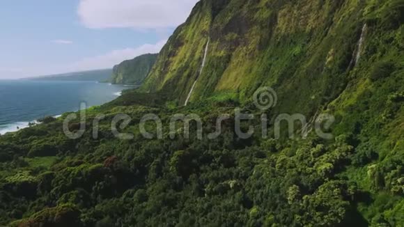 夏威夷考艾北岸美丽瀑布的鸟瞰图视频的预览图