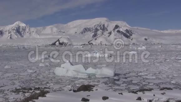 南极半岛及其沿岸的海洋被冰雪覆盖视频的预览图