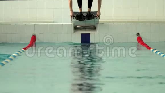 运动员潜入游泳池视频的预览图