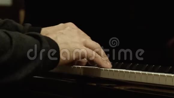 音乐家弹钢琴特写镜头键盘上手指的细节视频的预览图