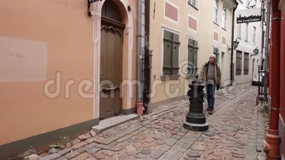 拉脱维亚里加一条狭窄街道上的游客视频的预览图