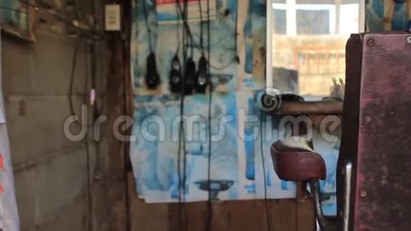 泰国北部一个小镇的老式理发店和传统理发师椅子视频的预览图