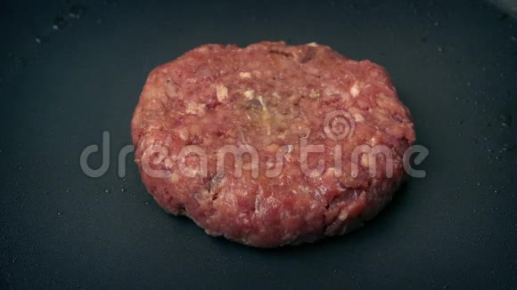 牛肉汉堡翻转在潘视频的预览图