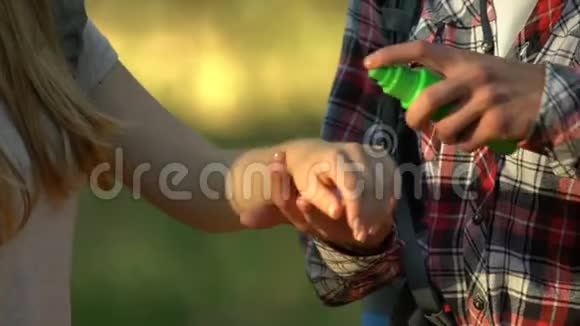 在森林里的女朋友手上喷洒驱蚊剂视频的预览图