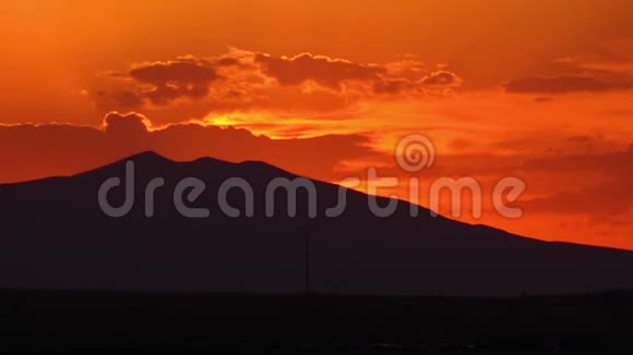 埃纳利山脉的日落依旧视频的预览图