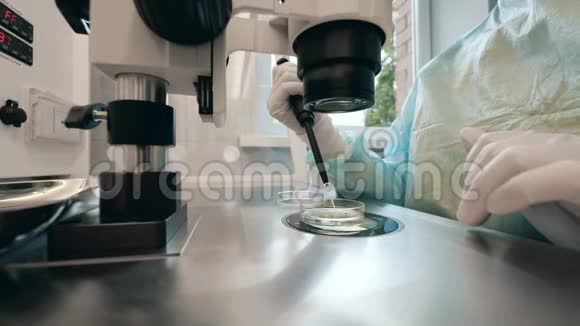 人在实验室用显微镜工作视频的预览图
