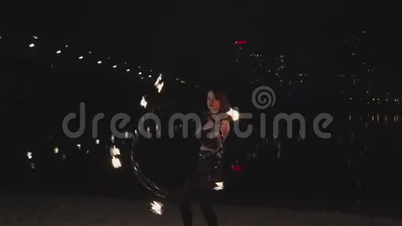 女艺术家在火灾现场扭火圈视频的预览图