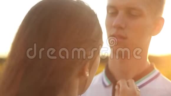 黄昏时分一对情侣在一片向日葵的田野里拥抱着对方视频的预览图