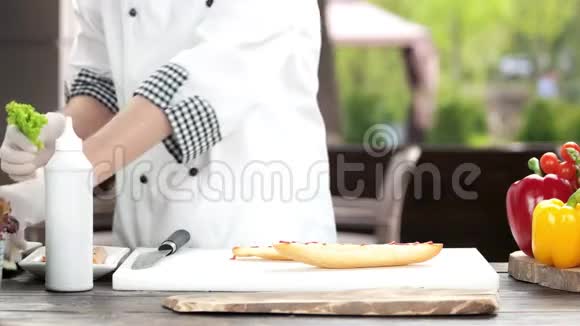 厨师手做三明治视频的预览图