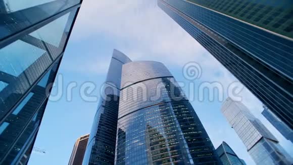 高耸的城市摩天大楼的俯视图红色史诗影院镜头拍摄视频的预览图