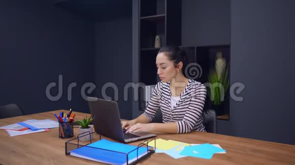 创业公司员工用笔记本电脑微笑视频的预览图
