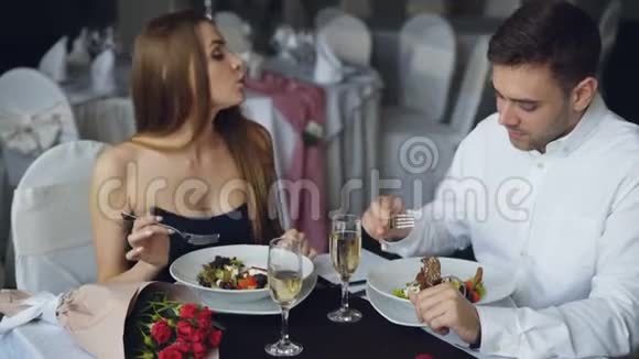 快乐的年轻人在豪华的餐厅里吃沙拉聊天敲碎眼镜喝香槟浪漫浪漫视频的预览图