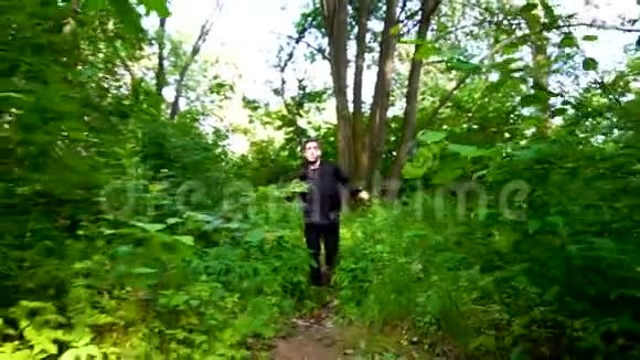 在树间奔跑跳跃一个人视频的预览图
