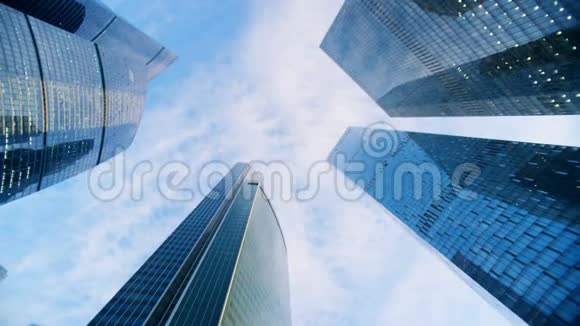 在蓝天的背景下俯视着几座摩天大楼红色史诗影院镜头拍摄视频的预览图