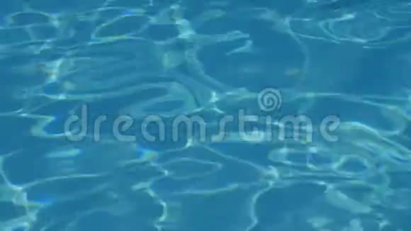 游泳池里的涟漪水和阳光反射视频的预览图