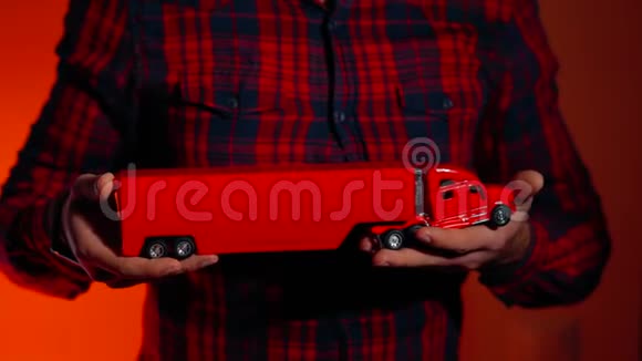 红色卡车运输保险视频的预览图