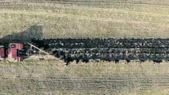 农业概念拖拉机犁土的鸟瞰图视频的预览图