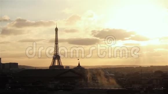 埃菲尔铁塔日落在巴黎从拉斐特露台观看视频的预览图