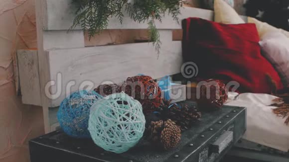 靠近圣诞树的床新年装饰圣诞树锥视频的预览图
