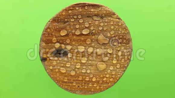 风吹在圆木板上的雨滴上孤立在绿色背景上视频的预览图