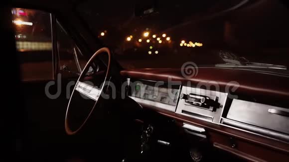 户外复古轿车沙龙视频的预览图