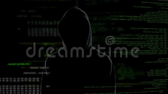 无法辨认的人安装间谍软件窃取公司机密信息视频的预览图