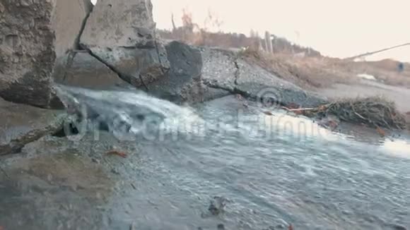 排水沟的水污染排放侧视视频的预览图
