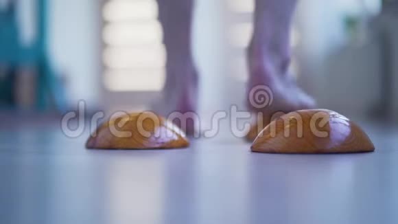 在健身房里男人的腿是用木制的东西铺在地板上的视频的预览图