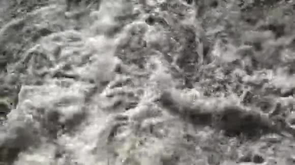 湍流涌水在大坝底部喷射视频的预览图