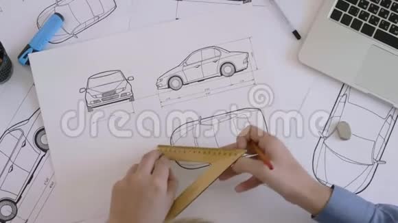 负责汽车设计草图的俯视图工程师视频的预览图